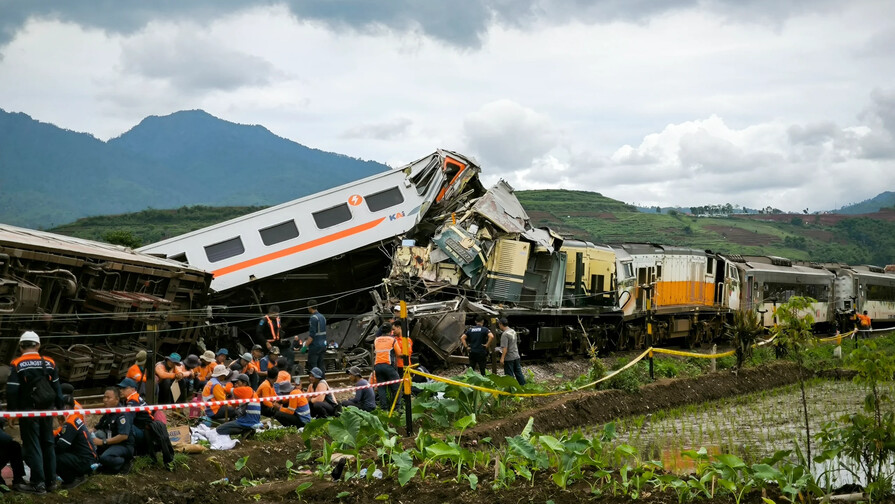 Elevan a siete los muertos tras la colisión de dos trenes a las afueras de Yakarta