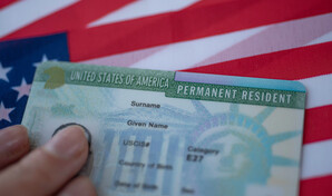 Las nuevas green cards en EE. UU. caen a la mitad y permiten m&aacute;s detenciones migratorias