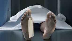 Un hombre lleva el cad&aacute;ver de su hermana a un banco en la India para retirar su dinero