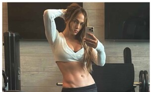 Jennifer L&oacute;pez presume sus abdominales de acero a los 56 a&ntilde;os