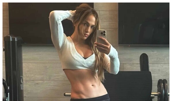 Jennifer L&oacute;pez presume sus abdominales de acero a los 56 a&ntilde;os
