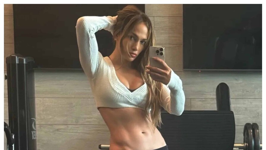 Jennifer L&oacute;pez presume sus abdominales de acero a los 56 a&ntilde;os