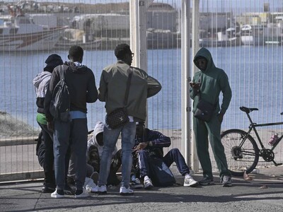 Jóvenes españoles vinculan migración con delincuencia y cultura