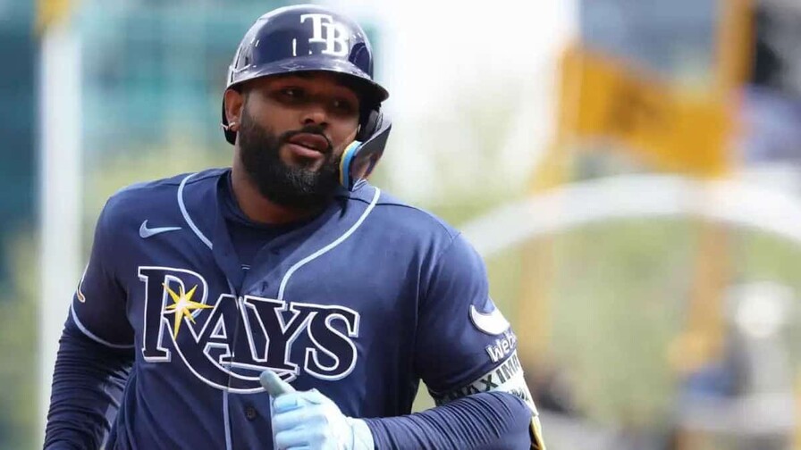 Caminero abandona partido tras golpearse la cara con un foul