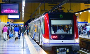 Hombros desgastados: la crisis de salud que enfrentan conductores del metro de Santo Domingo