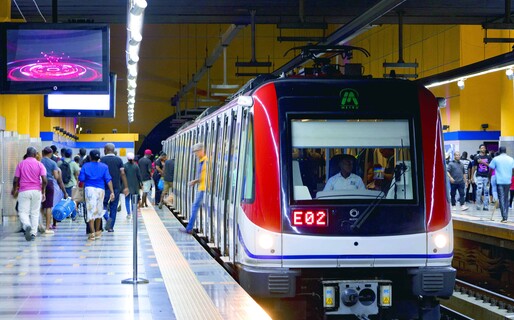 Hombros desgastados: la crisis de salud que enfrentan conductores del metro de Santo Domingo