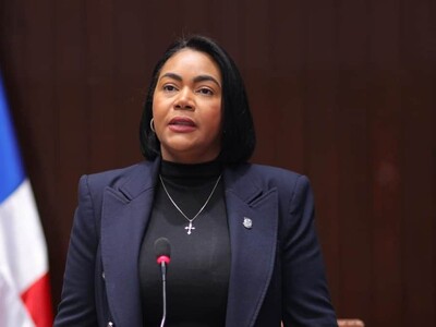 Se querella por difamación contra comentarista y empresas de Alofoke