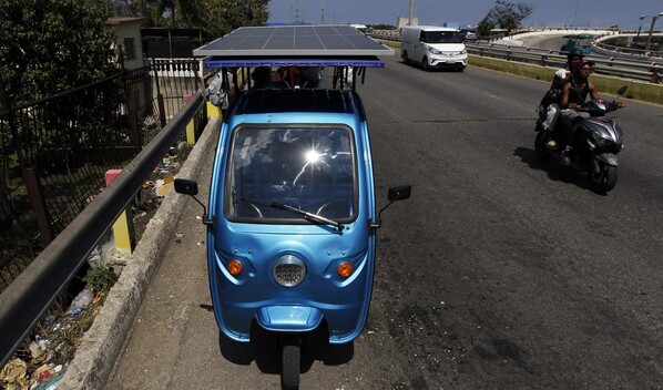 Triciclos el&eacute;ctricos con panel solar: la inventiva cubana se afila en el bloqueo petrolero
