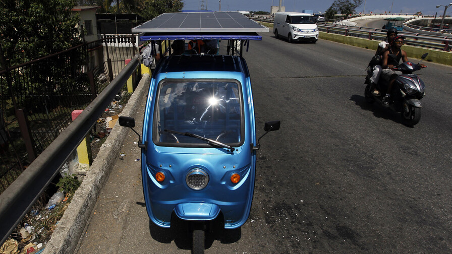 Triciclos el&eacute;ctricos con panel solar: la inventiva cubana se afila en el bloqueo petrolero