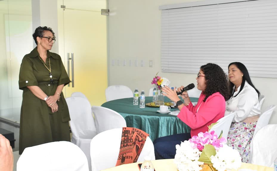 Wasindi Chea intercambia conocimientos con la doctora Alexandra Hichez.