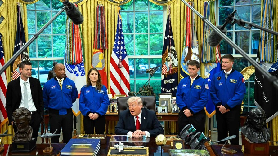 Trump dice creer que EE. UU. pisar&aacute; la Luna de nuevo antes de acabar su mandato