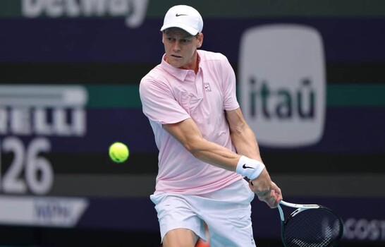 Sinner avanza y busca igualar a Djokovic en una Roma que celebra a sus &iacute;dolos