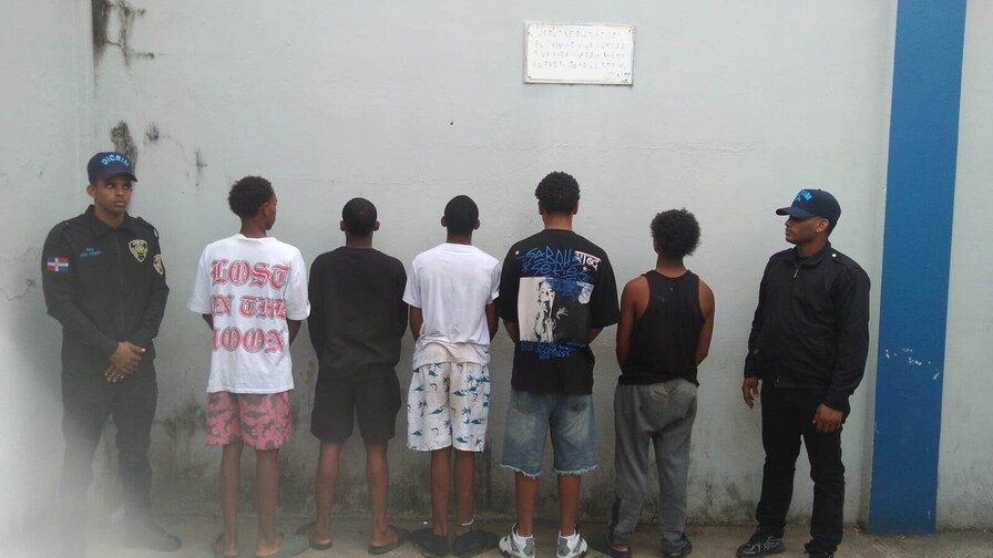 Polic&iacute;a apresa a cinco hombres por prenderle fuego a un gato en Sabana Perdida