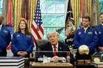 Trump recibe en la Casa Blanca a los astronautas de la misi&oacute;n Artemis II