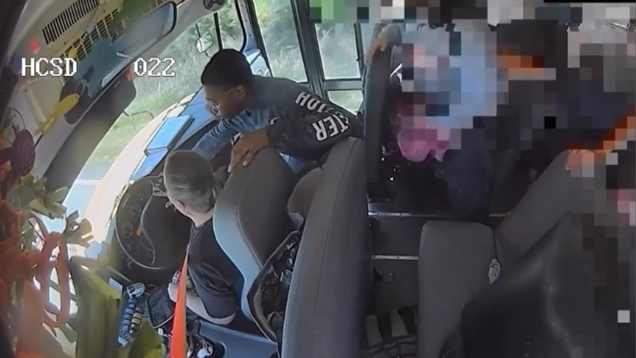 Estudiantes evitan accidente de autobús tras desmayo de conductora en Mississippi