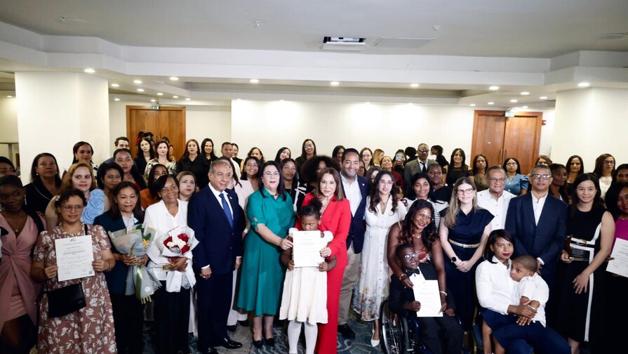 Sup&eacute;rate e Infotep grad&uacute;an 55 padres en el cuidado y apoyo para personas con discapacidad