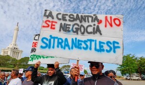 Trabajadores marchan en Santiago en rechazo a eliminaci&oacute;n de la cesant&iacute;a