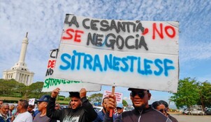 Trabajadores marchan en Santiago en rechazo a eliminaci&oacute;n de la cesant&iacute;a