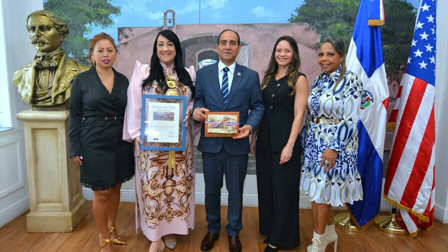 Alcaldía de Miami-Dade y Consulado dominicano en Miami reconocen trayectoria de Giannina Azar