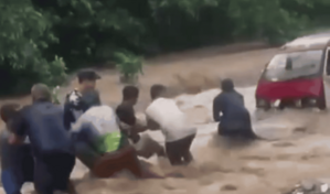 Rescatan veh&iacute;culo arrastrado por crecida de un r&iacute;o en Santiago Rodr&iacute;guez