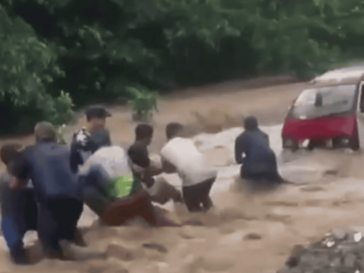 Rescatan vehículo arrastrado por crecida de río en Santiago Rodríguez