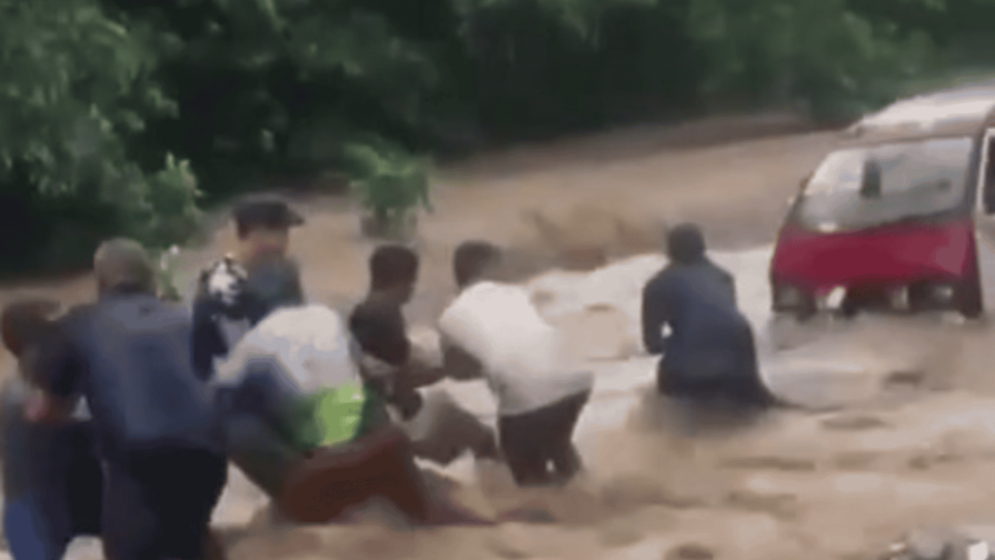 Rescatan veh&iacute;culo arrastrado por crecida de un r&iacute;o en Santiago Rodr&iacute;guez