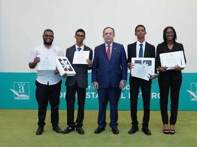 Valdez Albizu encabeza la premiación de “Economistas del Futuro”