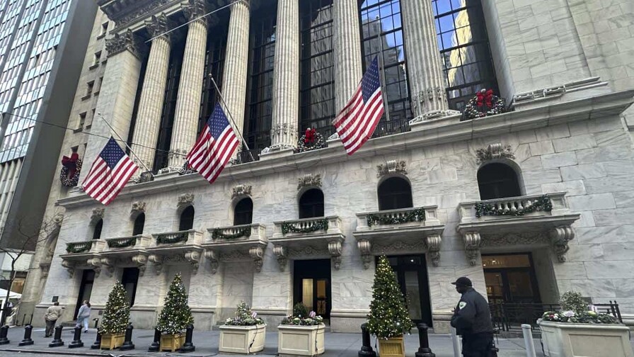 Wall Street cierra en rojo, lastrado por cifras de OpenAI y dudas sobre IA
