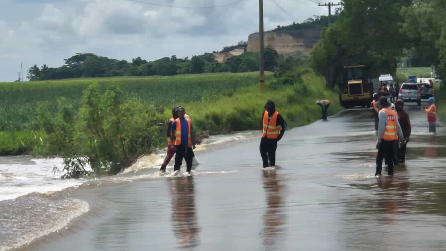 Desbordamiento del arroyo El Ch&eacute;vere incomunica a Hig&uuml;ey y San Rafael del Yuma