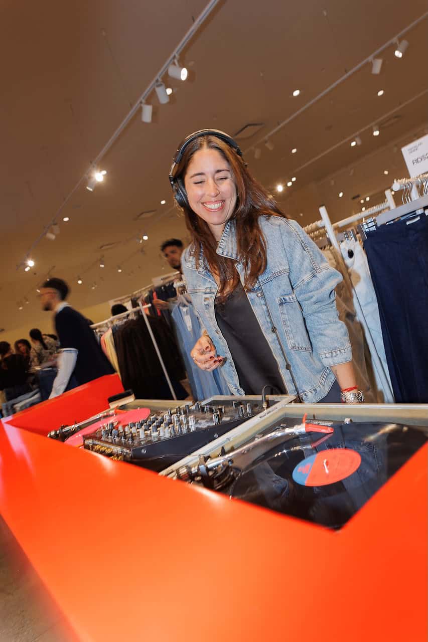 Lucia Vilas - Dj Booth.