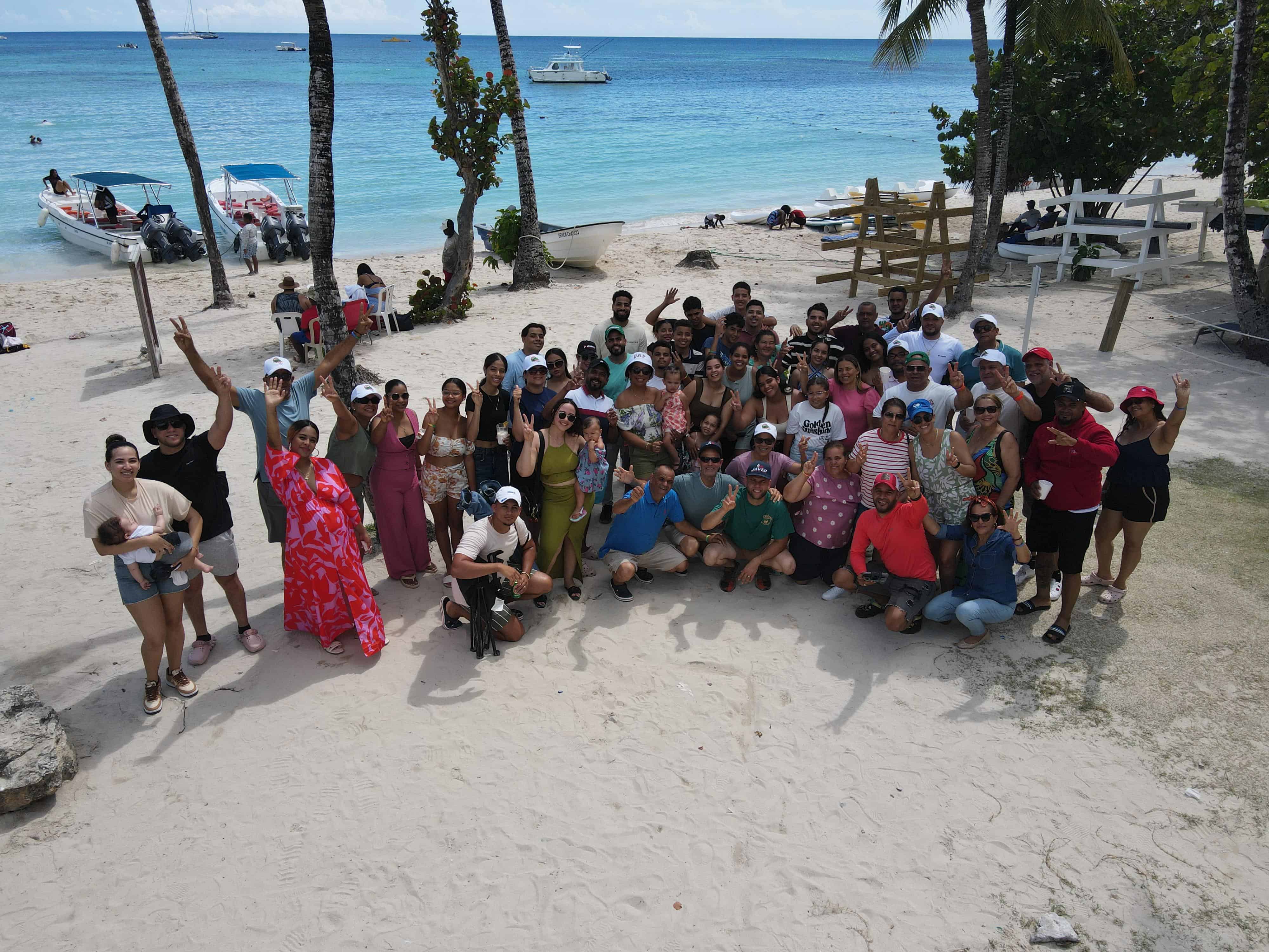 Los miembros de la familia Pujols D&iacute;az (Los Euclides) en la playa p&uacute;blica de Bayah&iacute;be, donde se instal&oacute; el Rally El Pinar 2025.