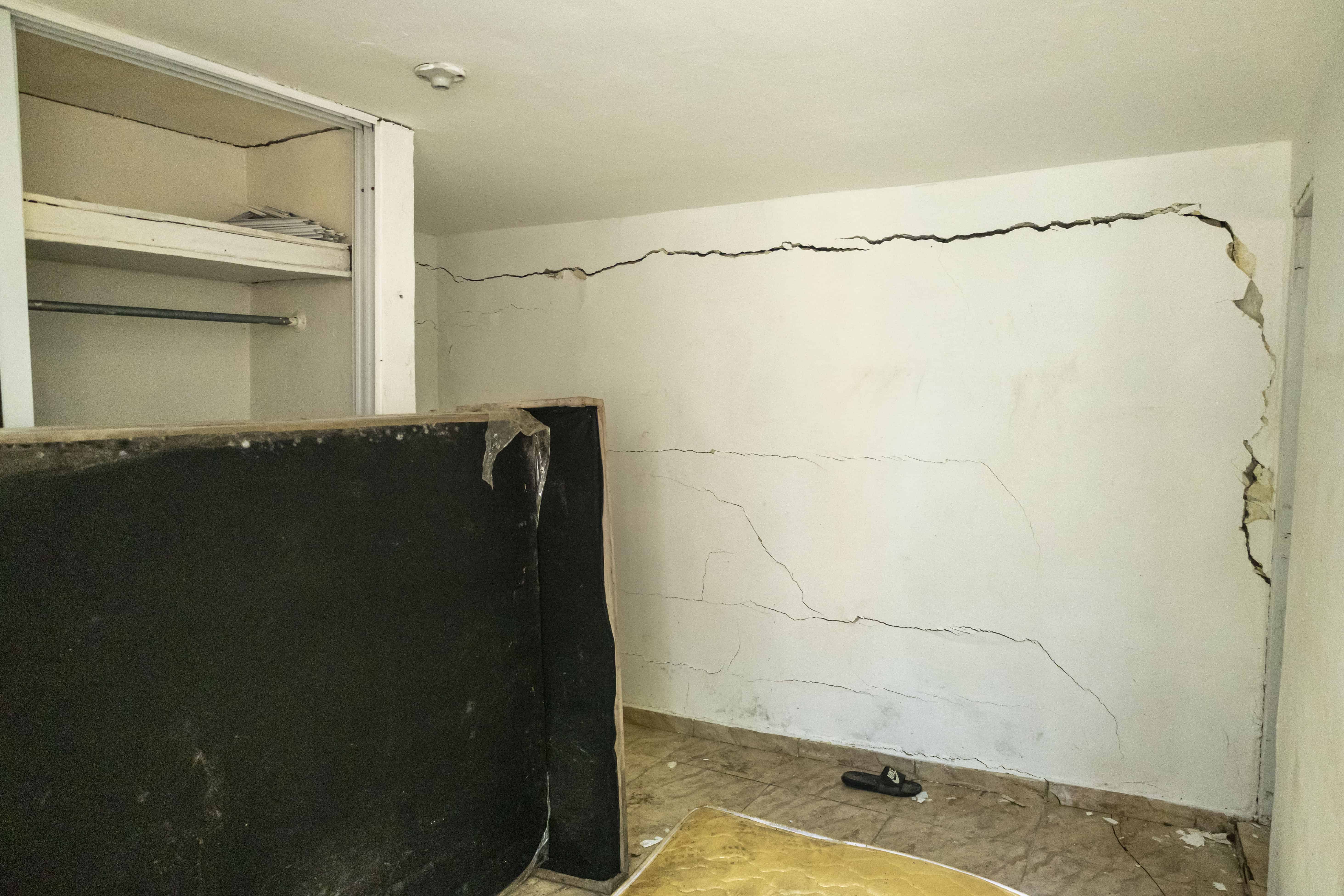 En el interior, las grietas se extienden por paredes y techos, dejando ver el avanzado estado de deterioro.