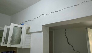 "Dormimos con ropa": edificio con grietas en el ensanche Quisqueya mantiene en alerta a residentes