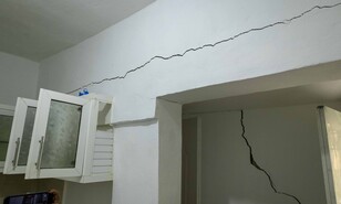 "Dormimos con ropa": edificio con grietas en el ensanche Quisqueya mantiene en alerta a residentes