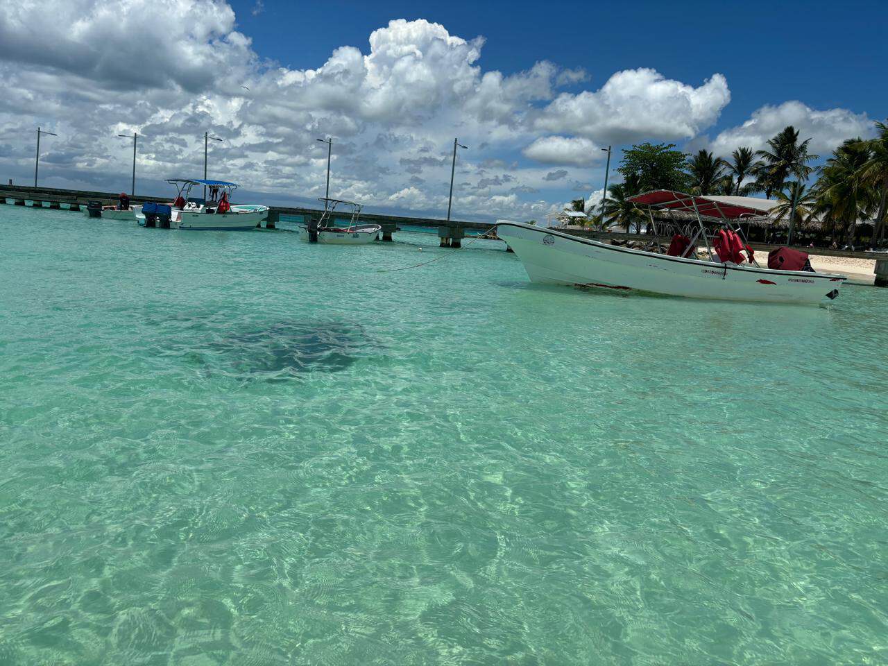La playa tiene baja profundidad, ideal para nadar y relajarse.