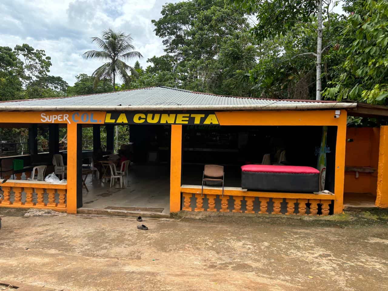 Colmados, bancas, galleras tambi&eacute;n forman parte del paisaje.