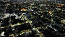 La Alcald&iacute;a del Distrito Nacional ilumina el sector San Carlos