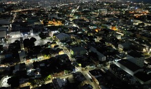 La Alcald&iacute;a del Distrito Nacional ilumina el sector San Carlos