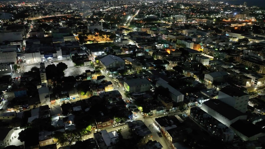 La Alcald&iacute;a del Distrito Nacional ilumina el sector San Carlos