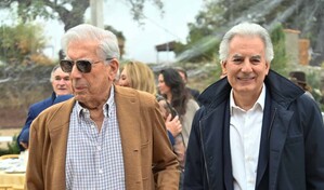El hijo mayor de Mario Vargas Llosa hereda t&iacute;tulo de marqu&eacute;s concedido por rey de Espa&ntilde;a