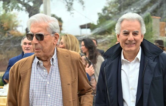 El hijo mayor de Mario Vargas Llosa hereda t&iacute;tulo de marqu&eacute;s concedido por rey de Espa&ntilde;a