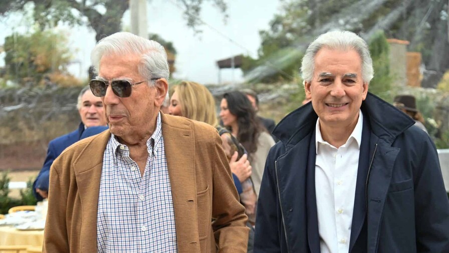 El hijo mayor de Mario Vargas Llosa hereda t&iacute;tulo de marqu&eacute;s concedido por rey de Espa&ntilde;a