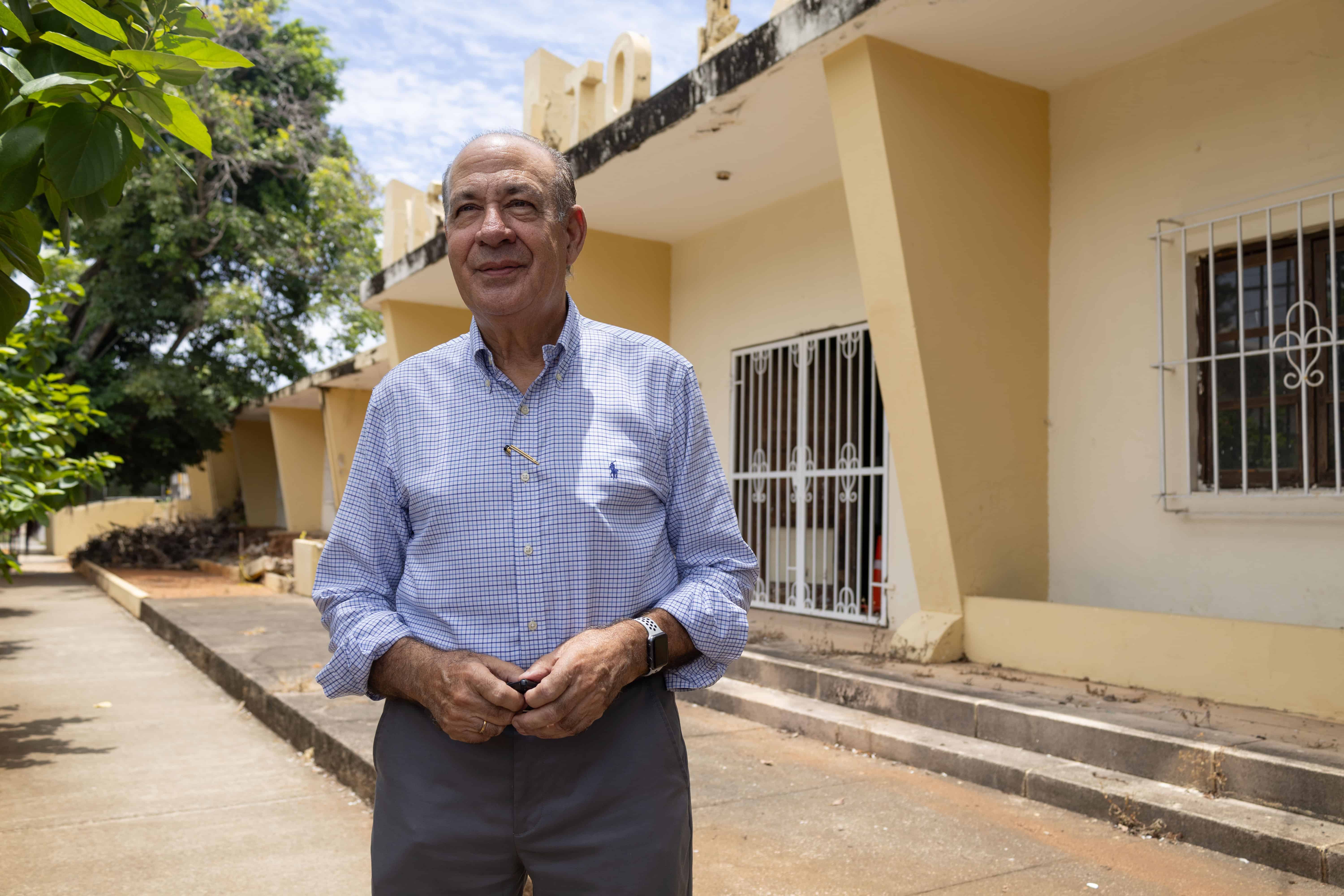 Don Andrés A. Aybar Báez, explica con nostalgia lo que fue su escuela.