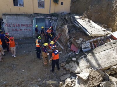 Descartan persona atrapada tras desplome de pared en Santiago