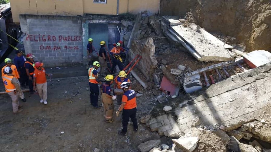 Descartan persona atrapada tras desplome de pared en sector de Santiago