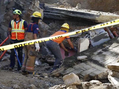 Deslizamiento de tierra provoca el colapso de una pared en Santiago