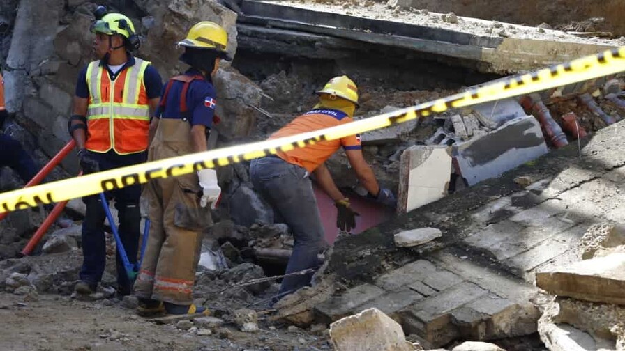 Se desploma una pared en Santiago; presumen que una persona está bajo los escombros