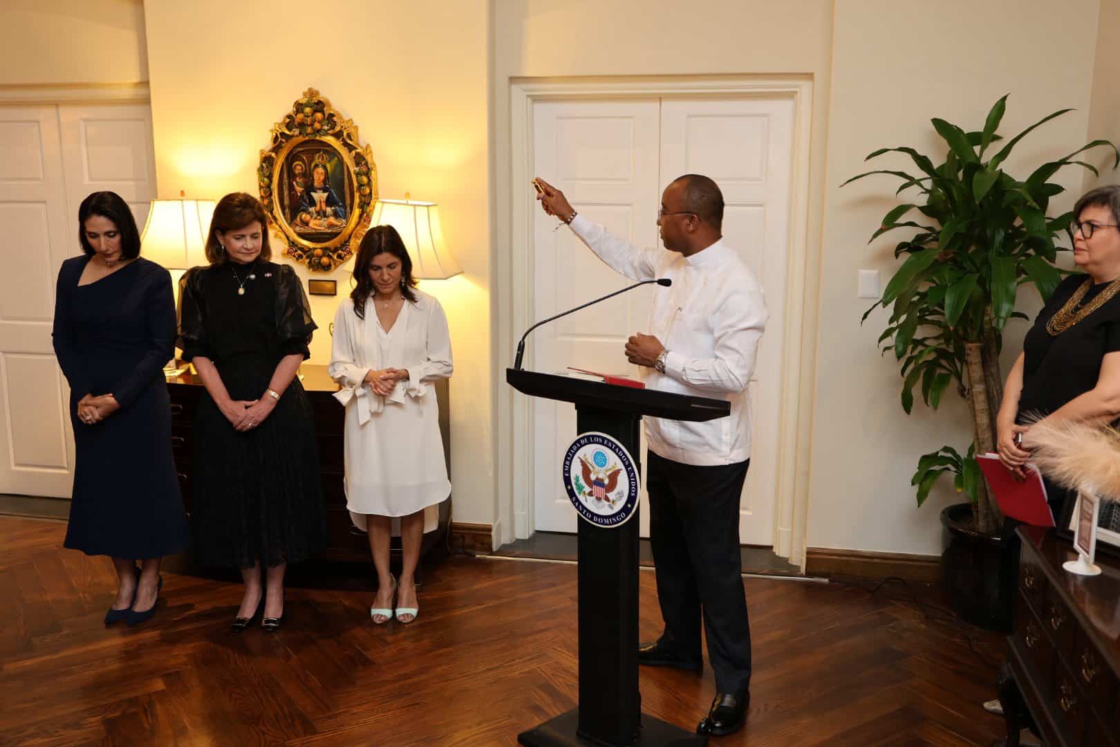Raquel Peña, Raquel Arbaje y embajadora Leah Francis Campos en evento diplomático