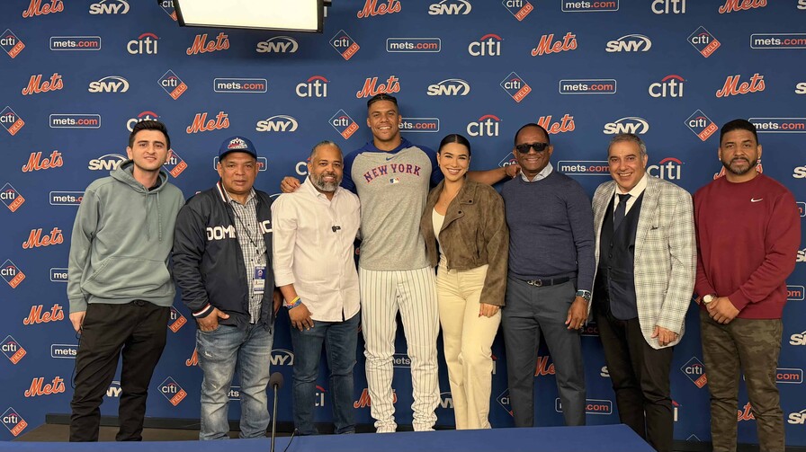 Juan Soto comparte con la prensa latina que cubre a los Mets