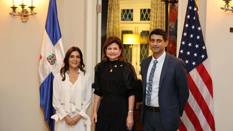 Raquel Pe&ntilde;a asiste a bendici&oacute;n de residencia de embajadora de EE. UU.